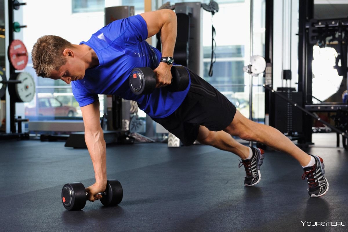 Девушка в тренажерном зале