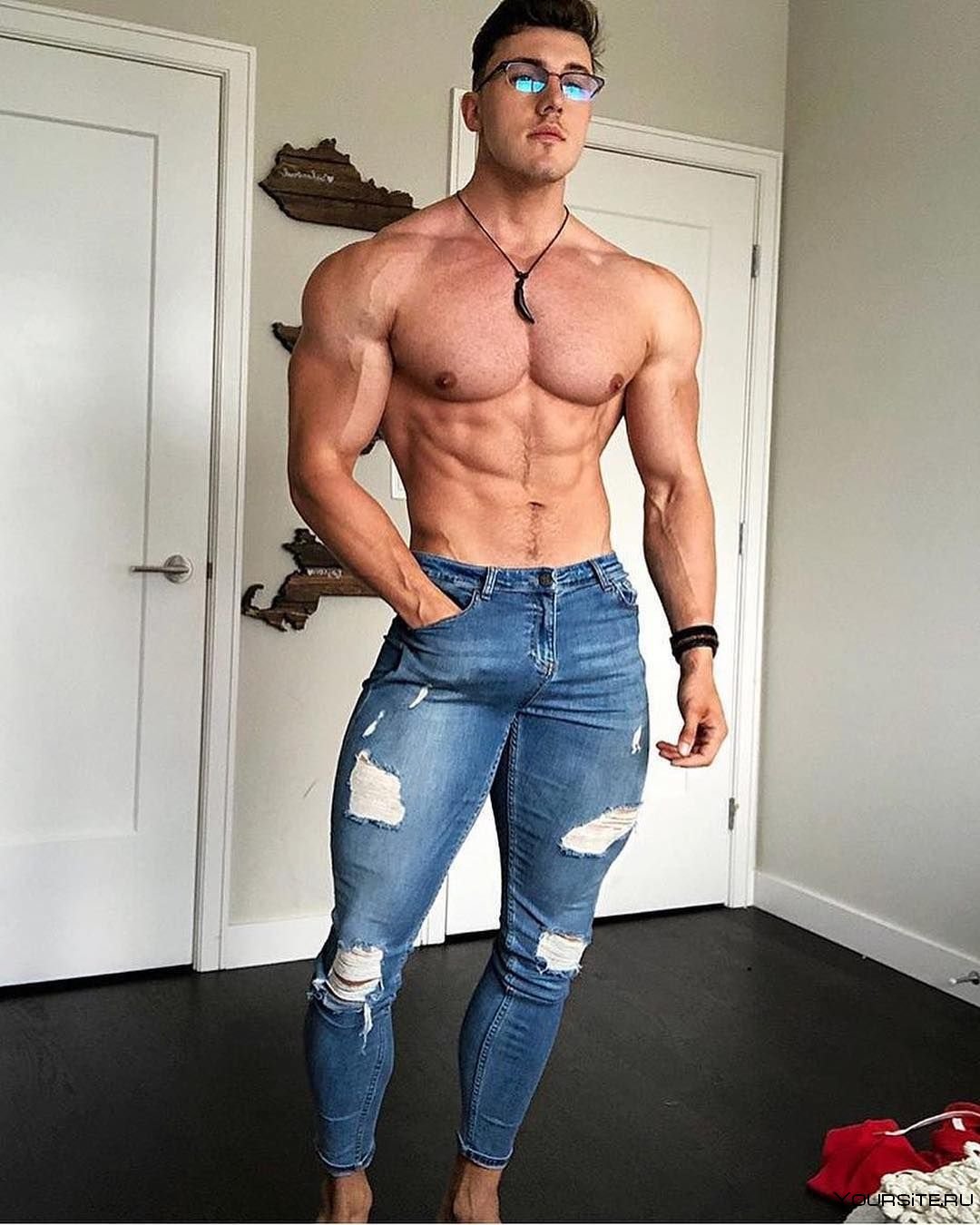 Мускулистые парни в джинсах