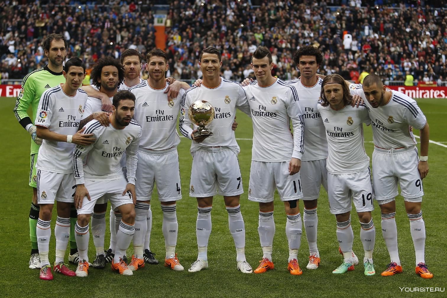 Сайты фк реал. Команда Реал Мадрид с Роналду. Реал Мадрид Роналдо с командой. Команда Реал Мадрид 2014. Фото футболистов Реал Мадрид 2014.