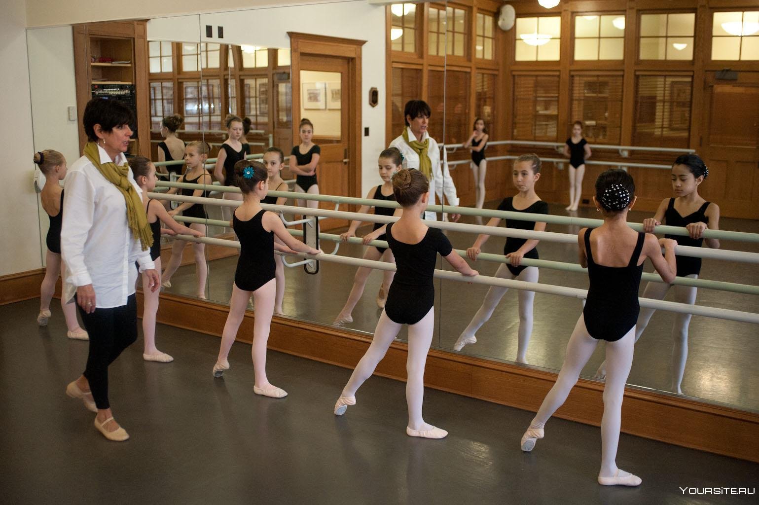 Школа балет танца. Занятия в хореографическом зале. Классическая хореография для детей. Дети в хореографическом зале. Занятия в хореографическом училище.