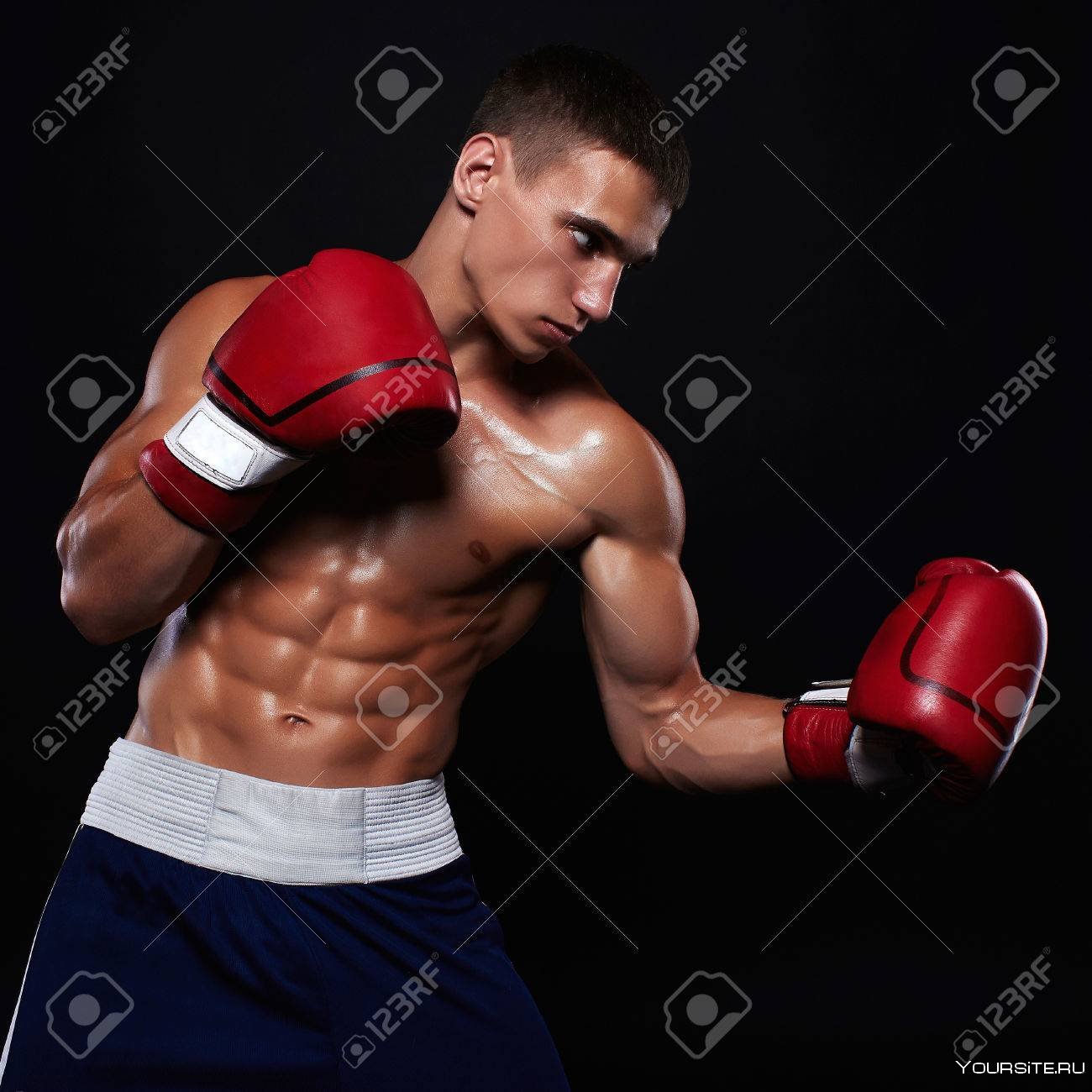 Мужик показал боксеру как нужно. Боксер в перчатках. Мужчина в боксерских перчатках. Профессиональные боксеры. Боксер человекэ.