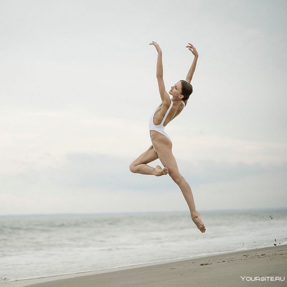 Балерина девушка с поднятыми руками