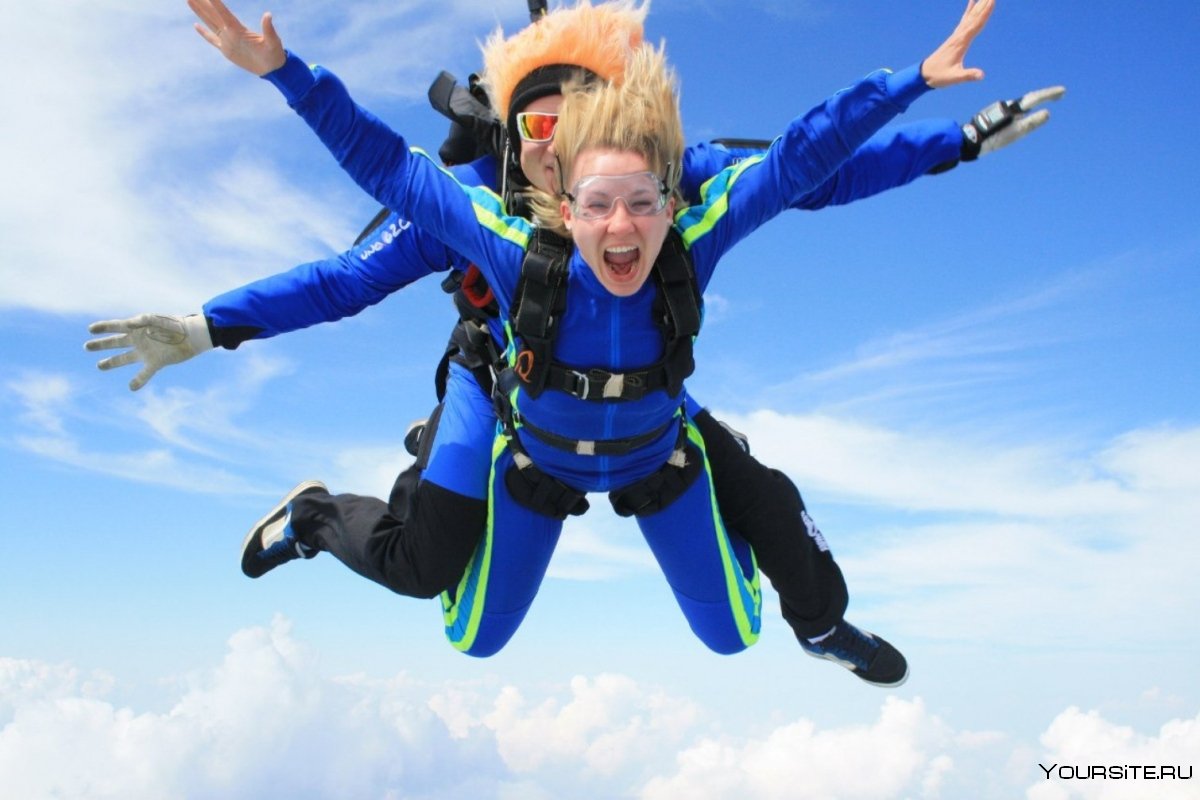Девушка прыгает с парашут