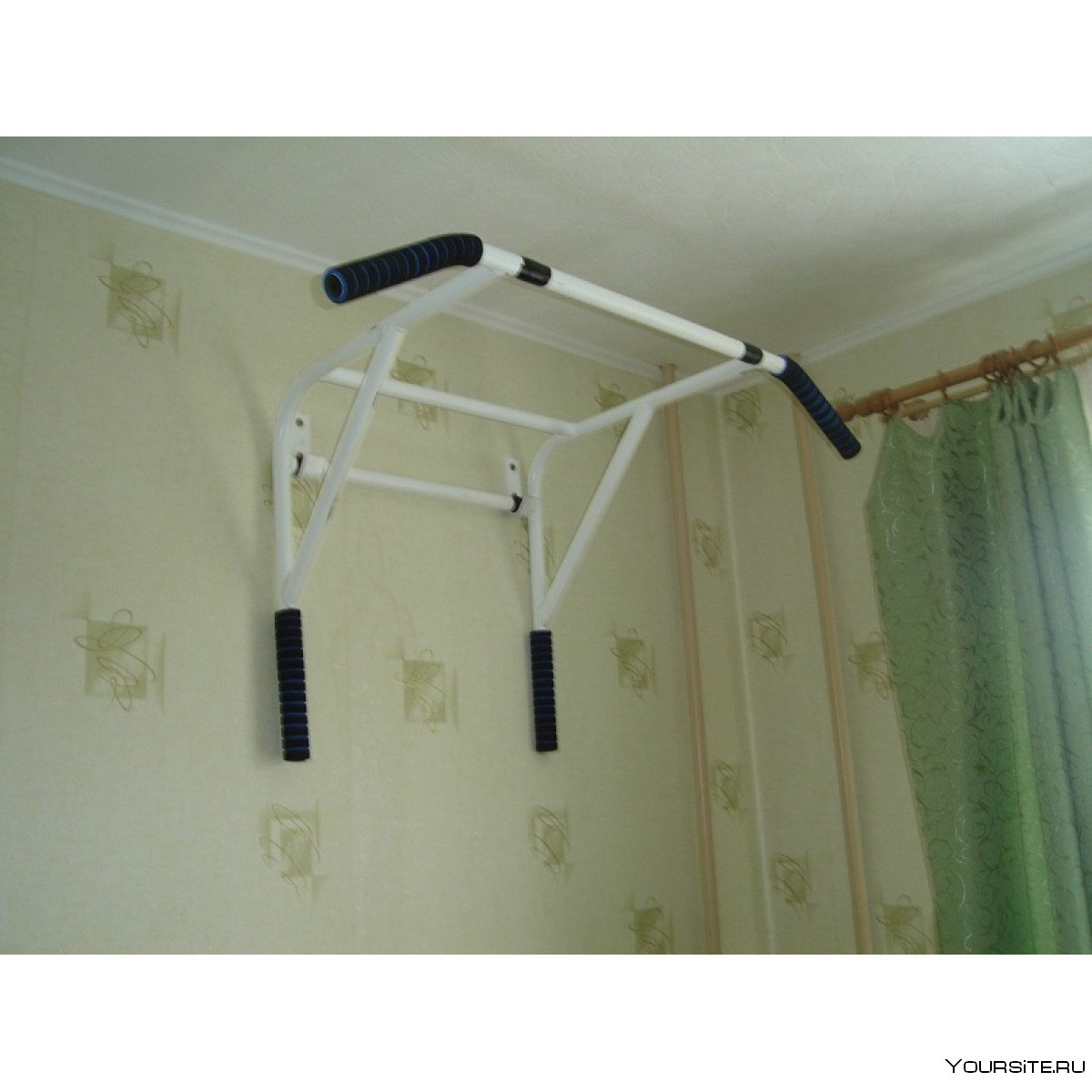 Турник комнатный настенный