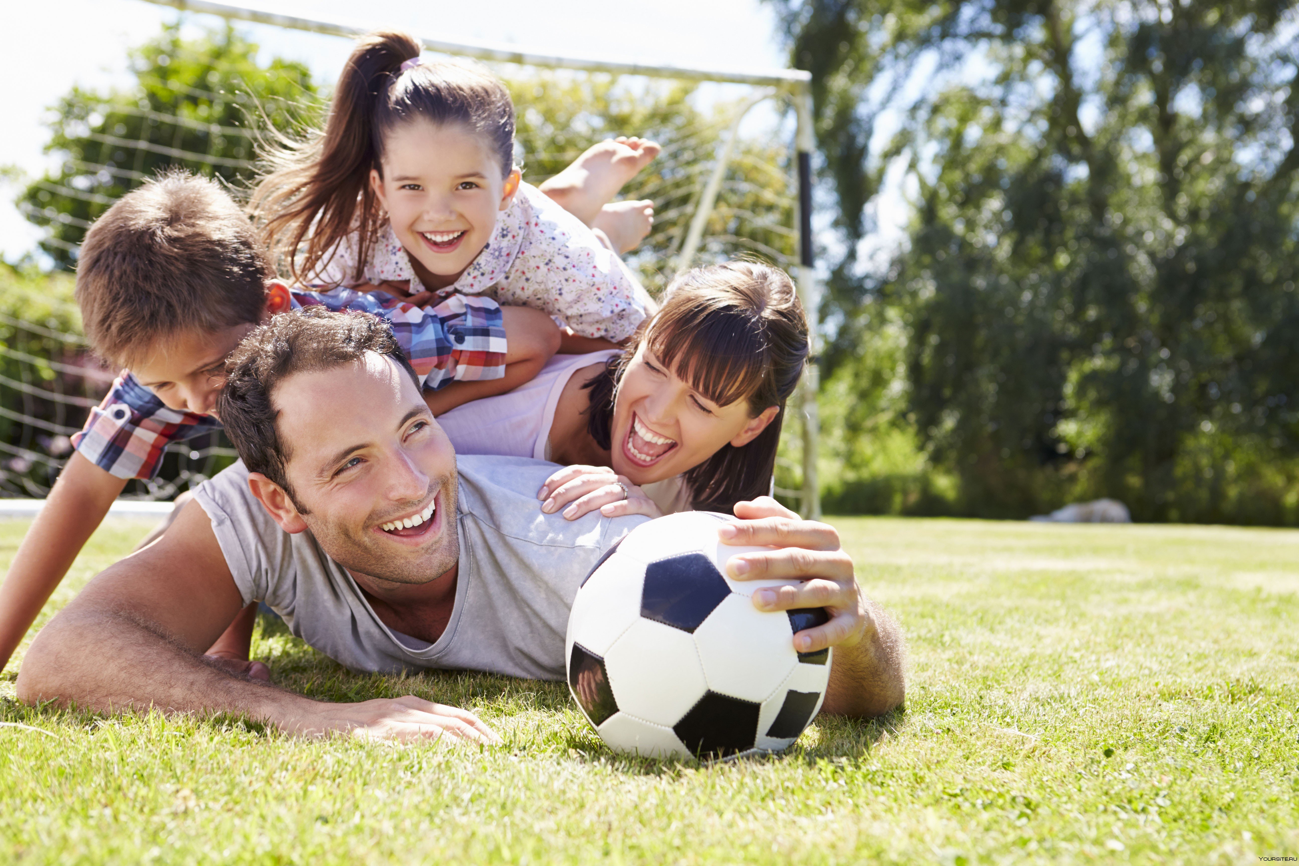 Активные игры. Спортивная семья. Семья занимается спортом. Дети и родители спорт. Родители играют с детьми.