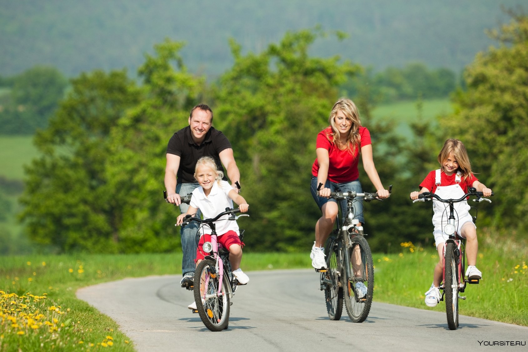 Велосемья. Прогулка на велосипеде. Семья на велосипедах. Семья на прогулке. Семья прогулка на великах.