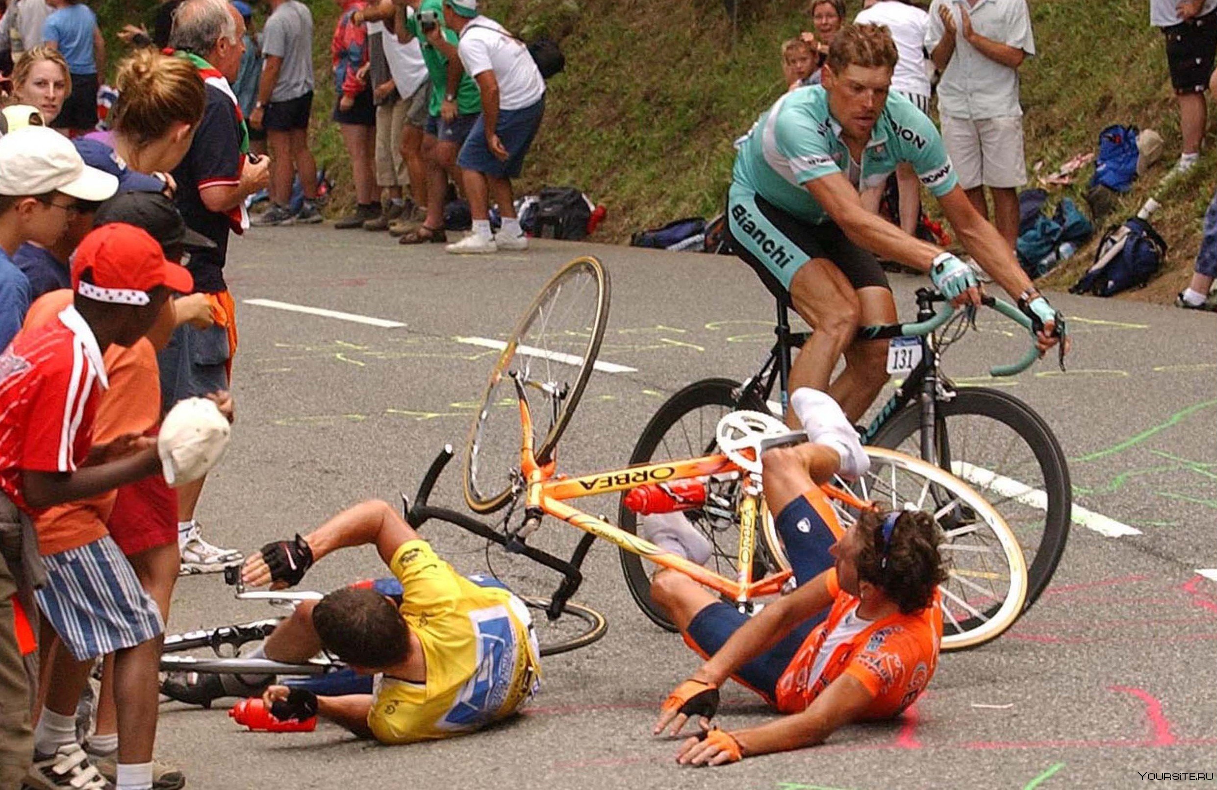 На соревнованиях первый велосипедист преодолел. Травмы в велосипедном спорте. Шоссейный велосипедист.