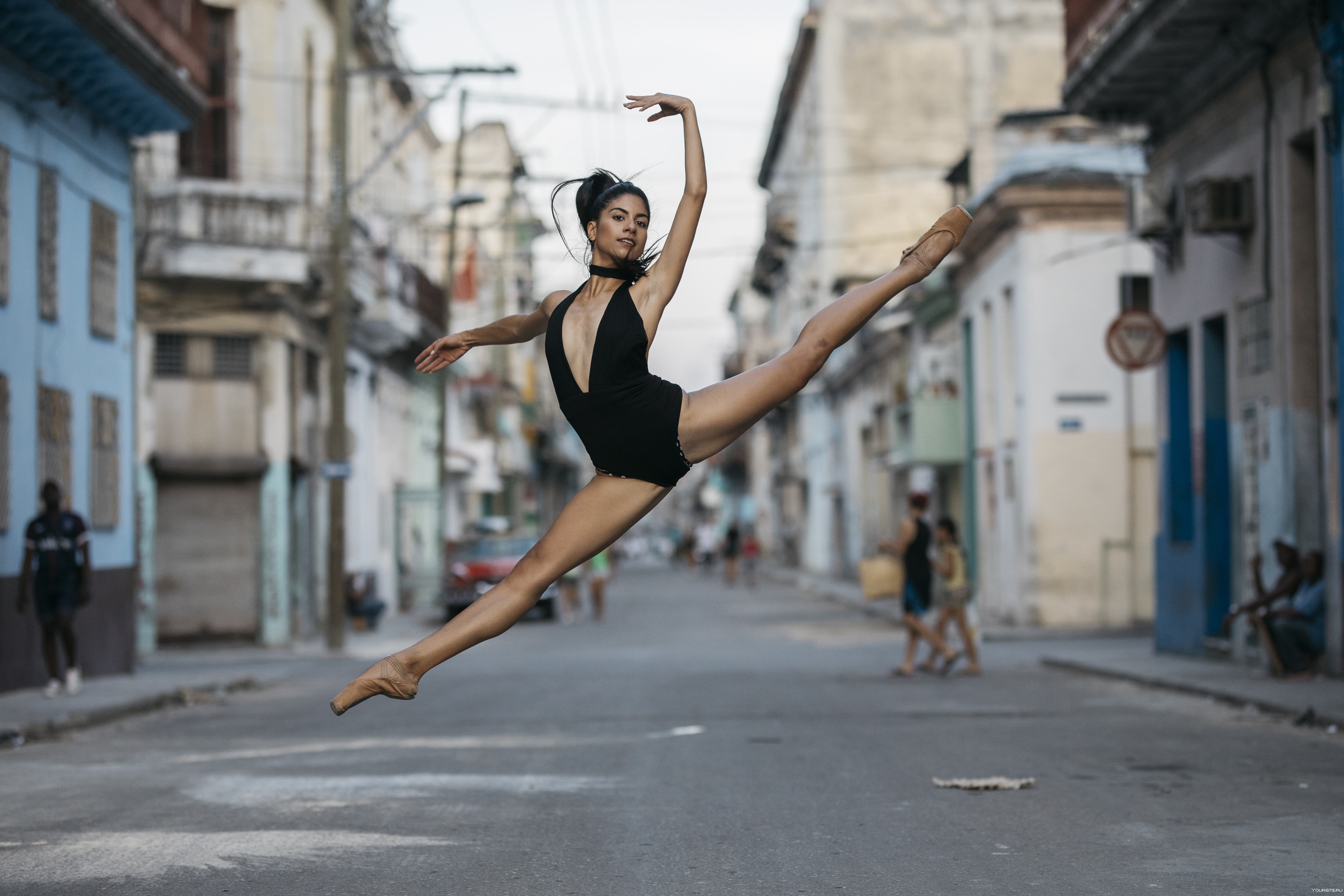 Расслабленный танец. Балерина в городе. Балерина на улице. Балет на улицах города.