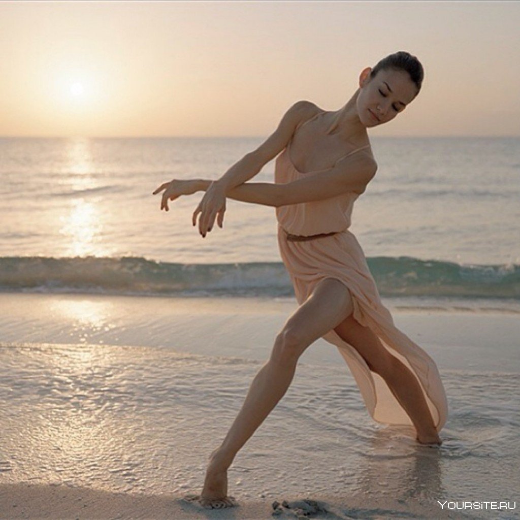 Танцовщица на пляже