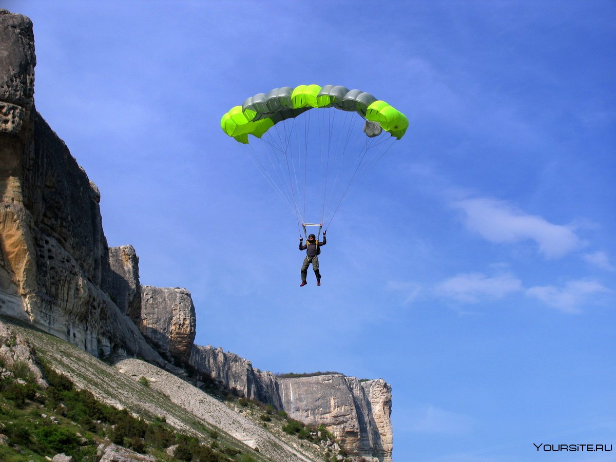 Прыгать со скалы с парашютом