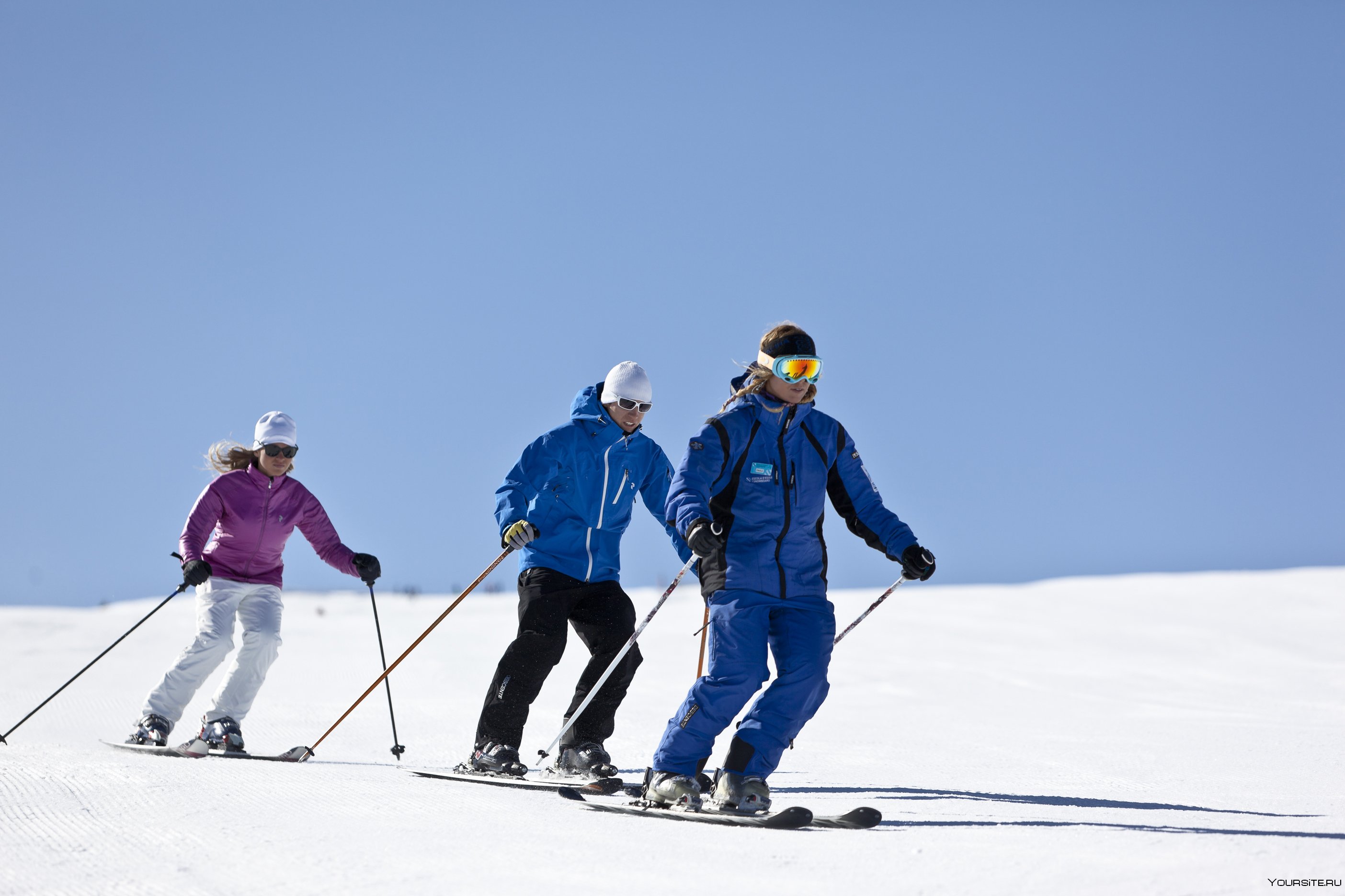 В чем ходят на горнолыжных курортах. Кататься на лыжах. Прогулка на лыжах. Семья на горных лыжах. Кататься на горных лыжах.