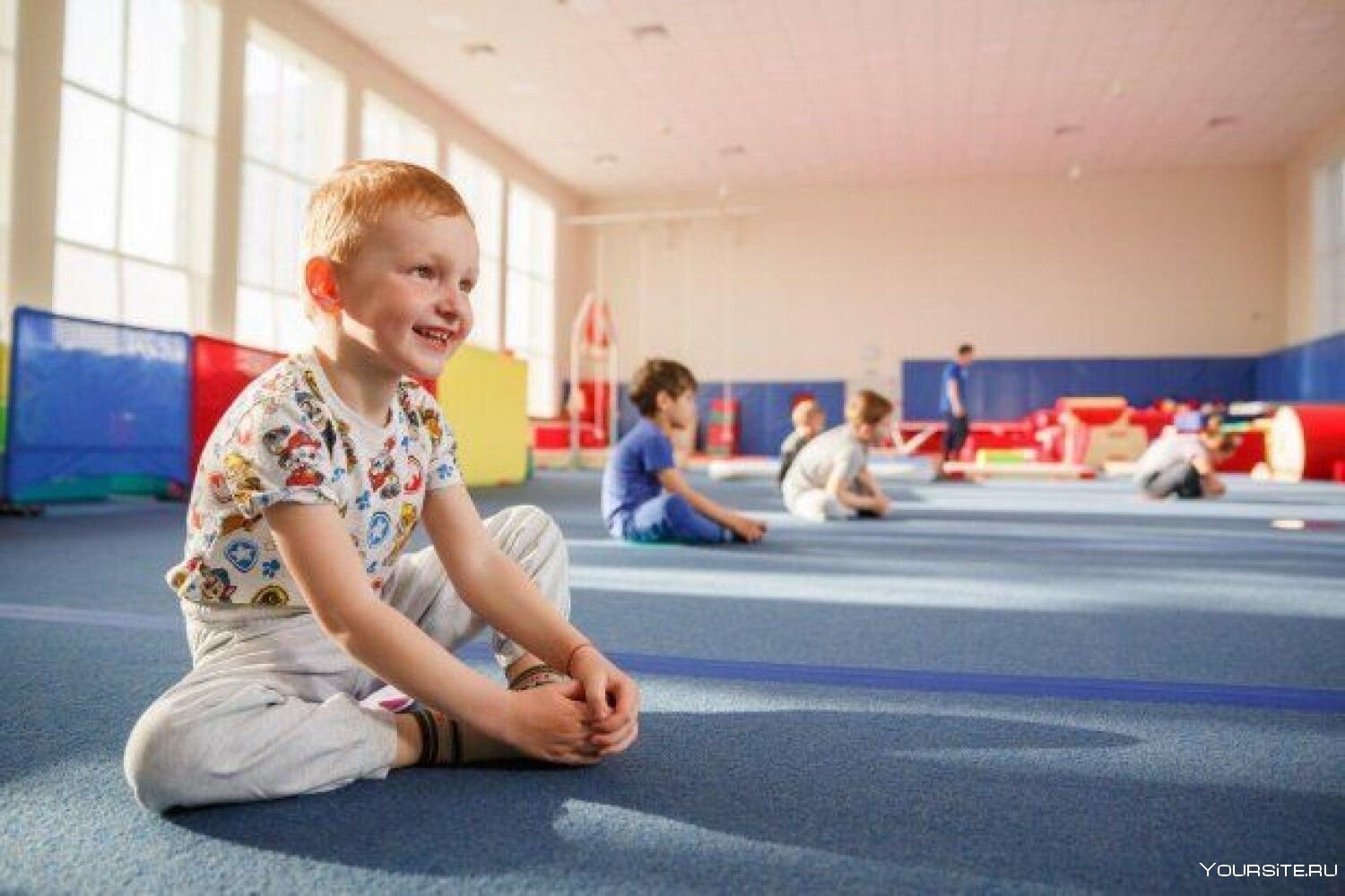 Развивающая гимнастика виды. Спортивные занятия для детей. Секции для детей. Лечебная физкультура для детей. Дети на физкультуре.