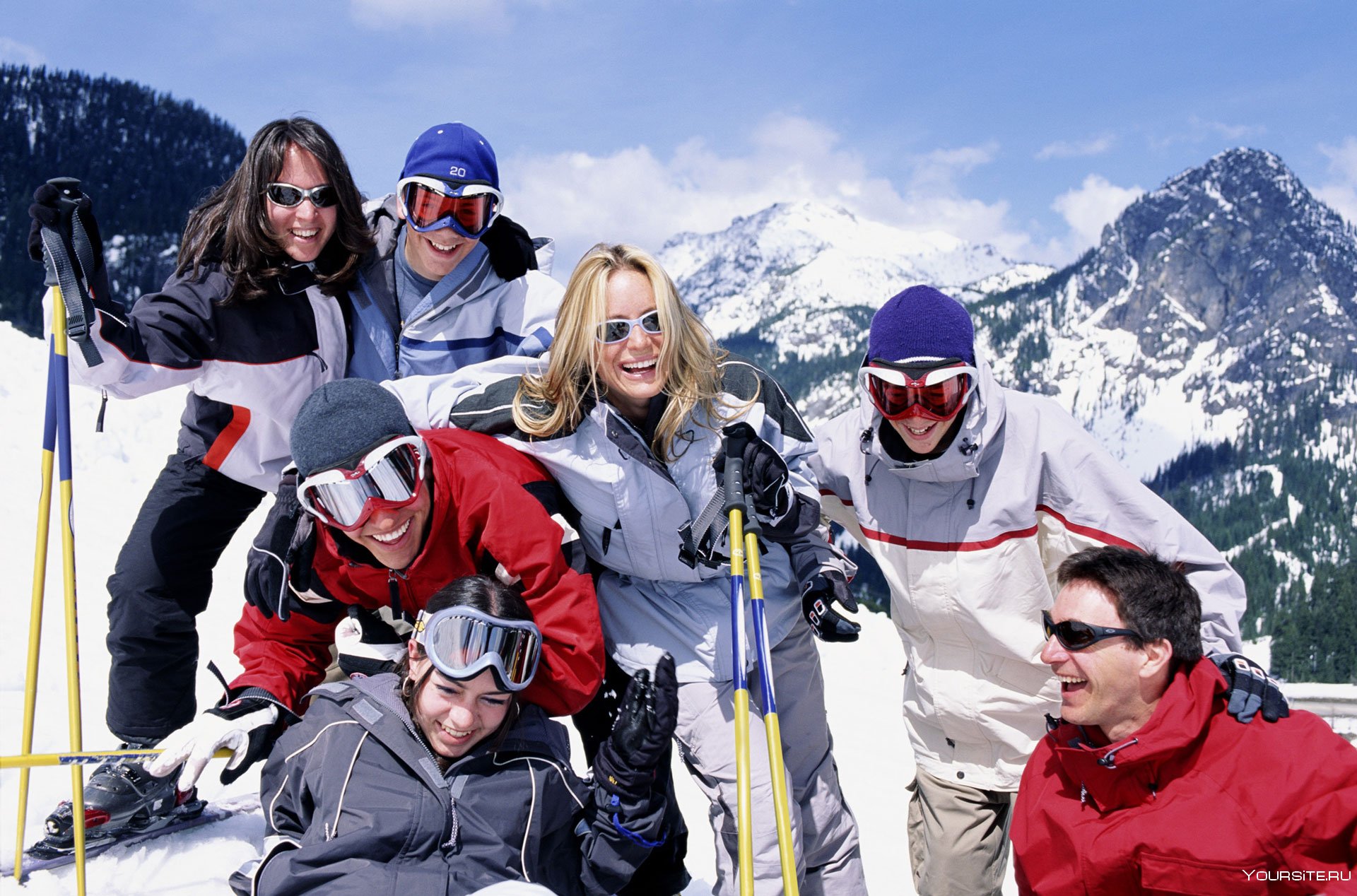 Компания горнолыжный курорт. Люди на горнолыжном курорте. Люди на лыжах в горах. Горнолыжный туризм. Катание на горных лыжах.