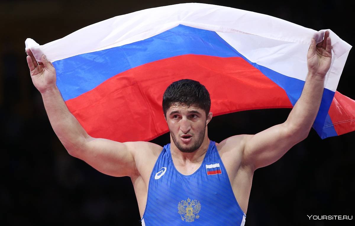 Спортсмен с российским флагом