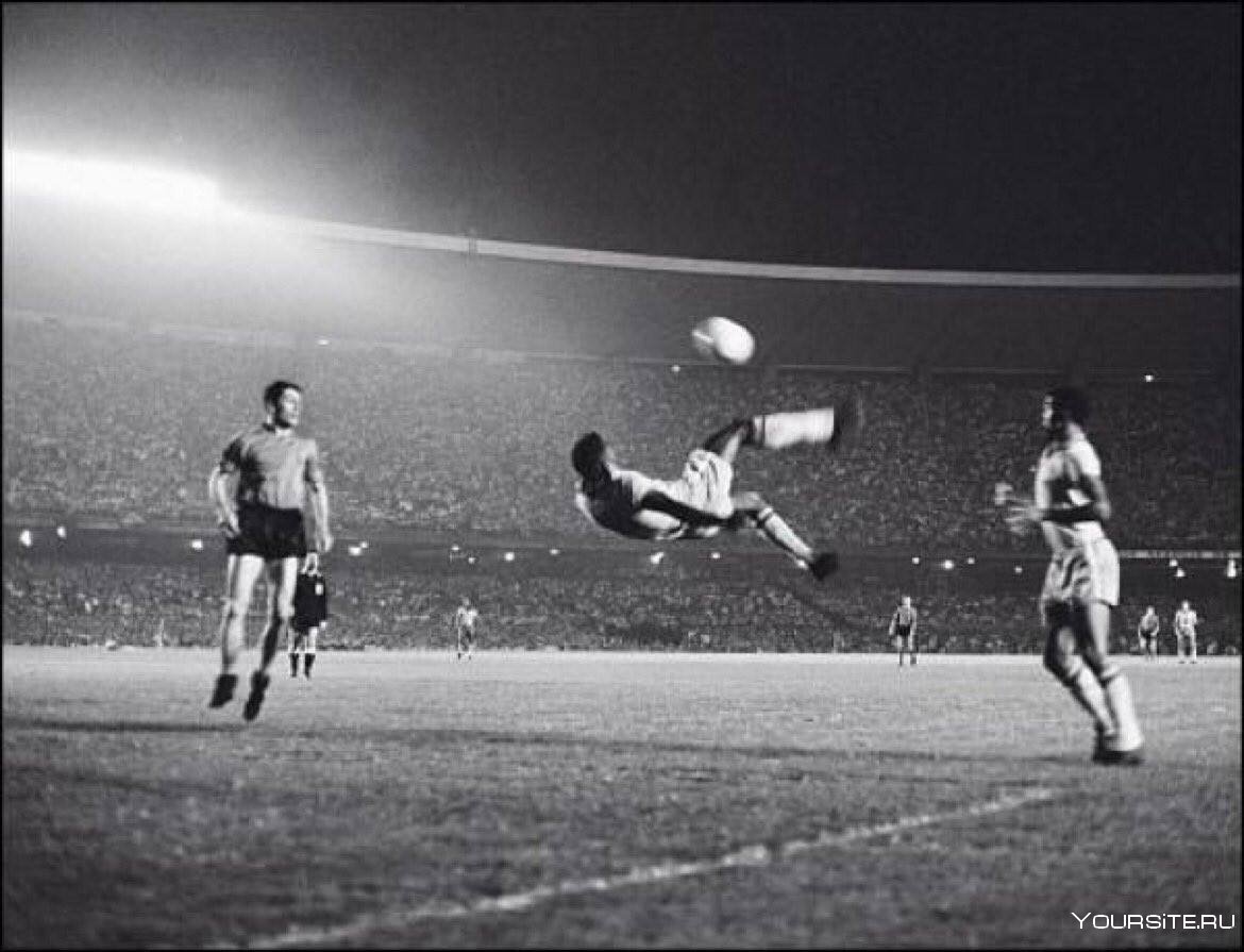 Удар Пеле на стадионе Маракана в Рио-де-Жанейро Бразилия 1965 год