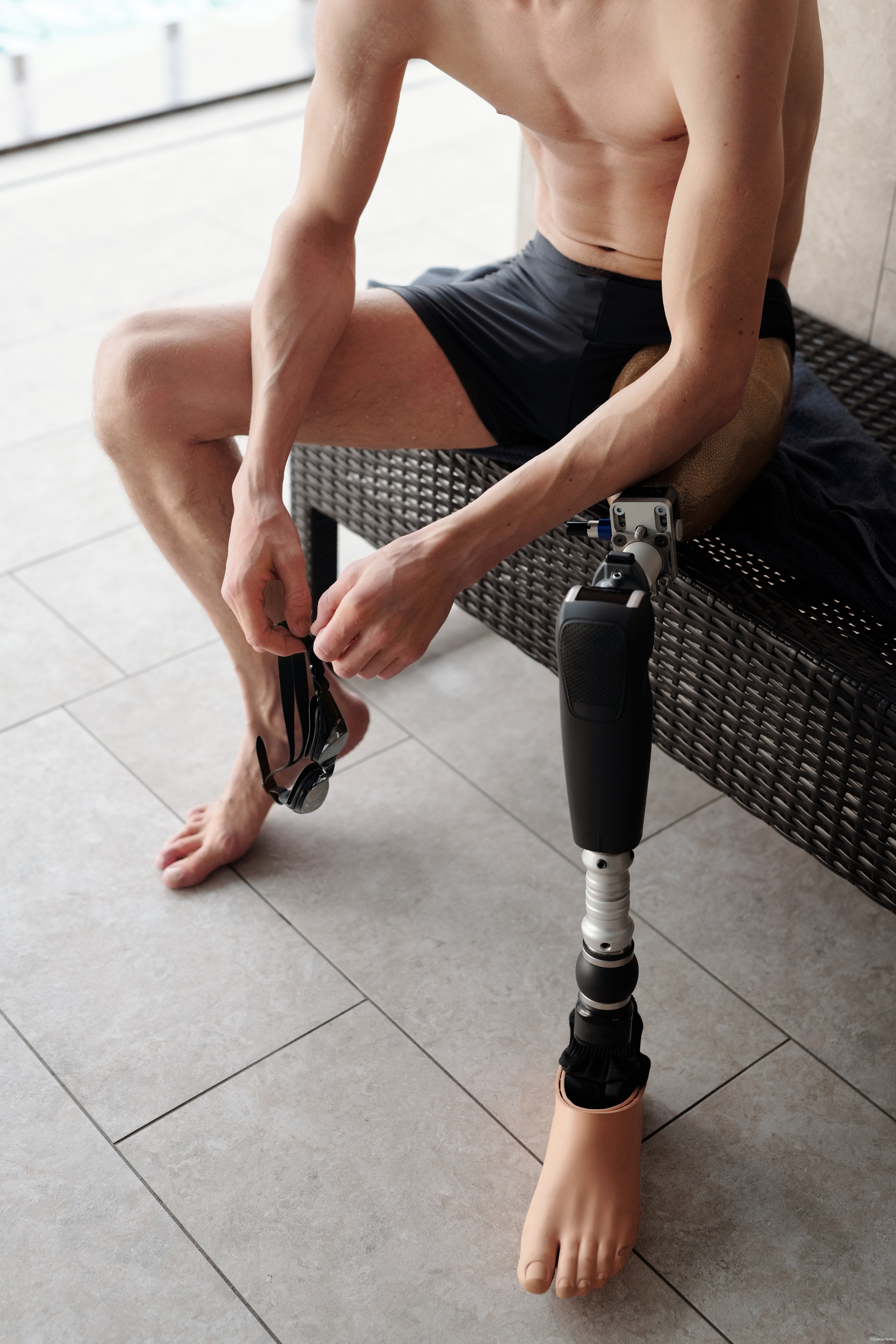 Средняя нога мужчины. Протез ноги. Стройные мужские ноги. Спортивные ножные протезы. Современные протезы ног.