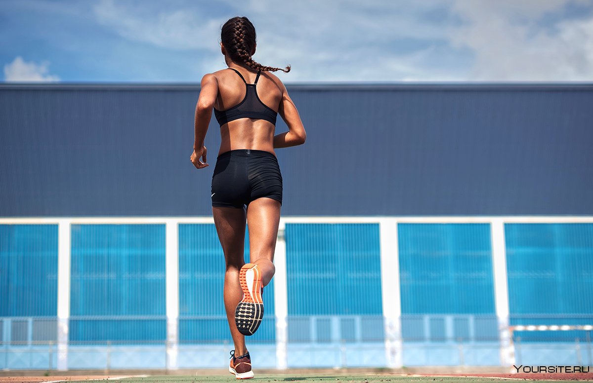 Спортивное женское тело бег