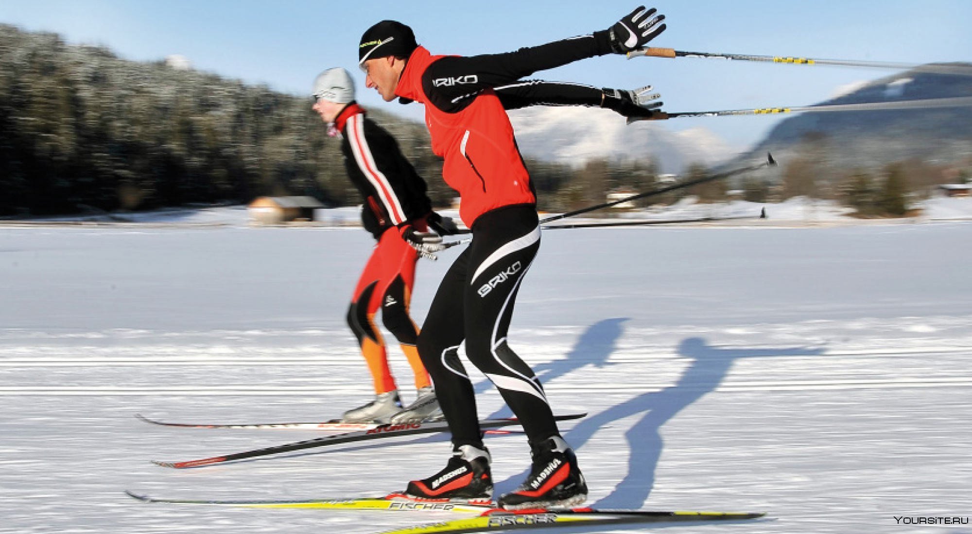 Лыжники классический ход. Лыжный спорт коньковый ход лыжи. Лыжи беговые для конькового хода. Первые беговые лыжи. Коньковый бег на лыжах.