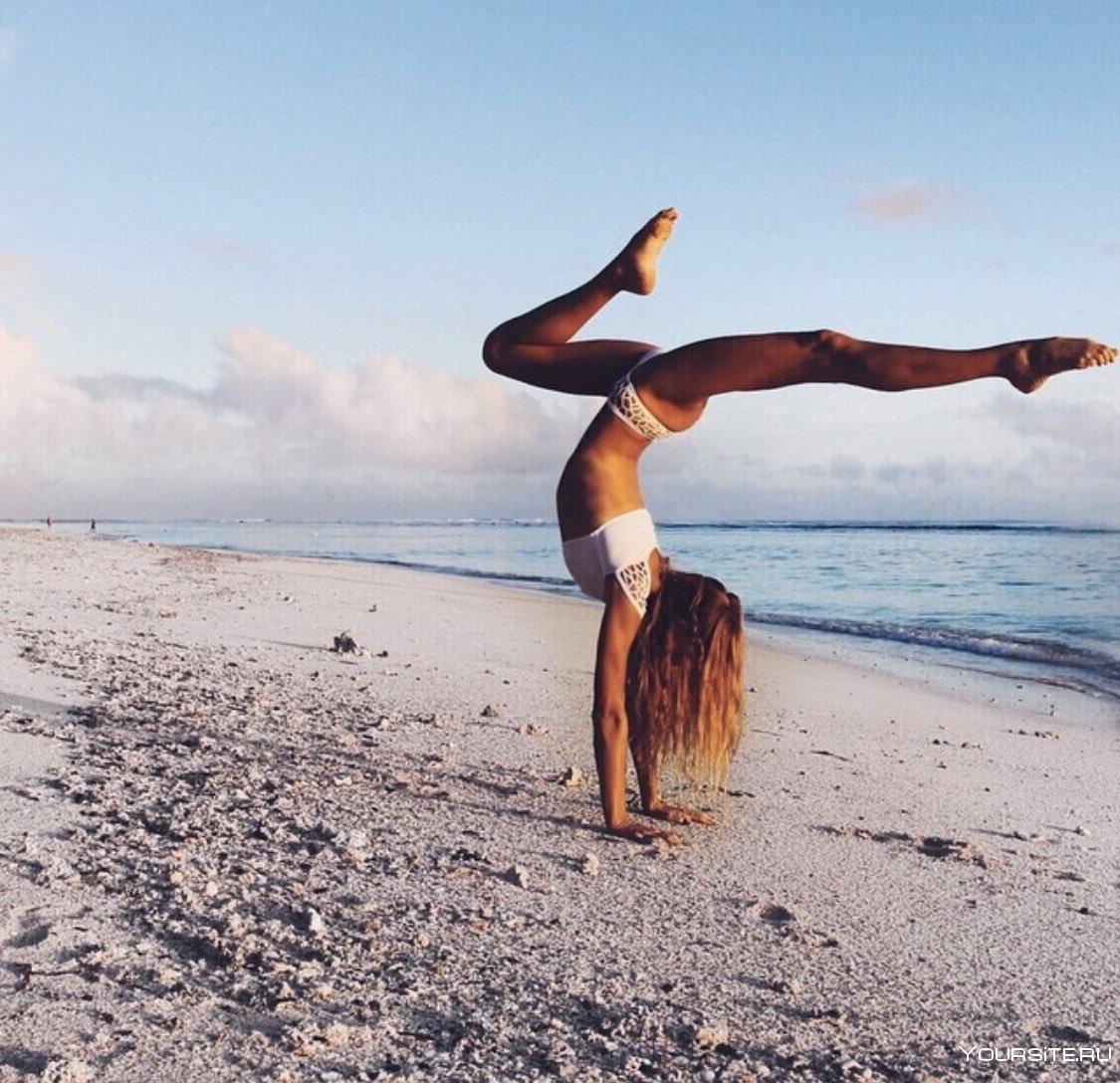 Красивая йога на пляже
