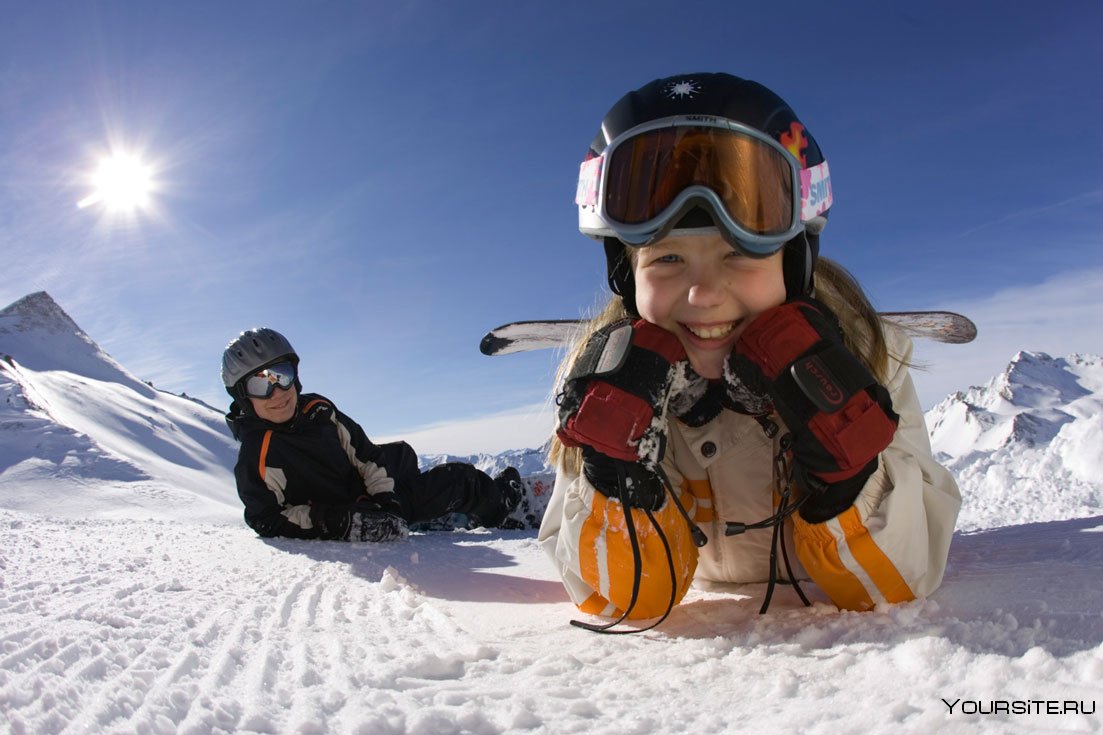 Дети на сноуборде и лыжах
