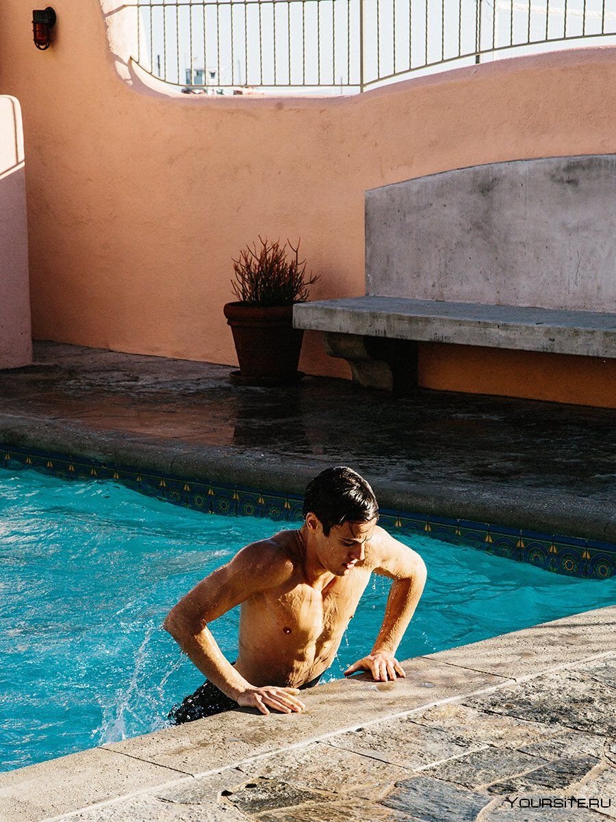 Мужская фотосессия в бассейне