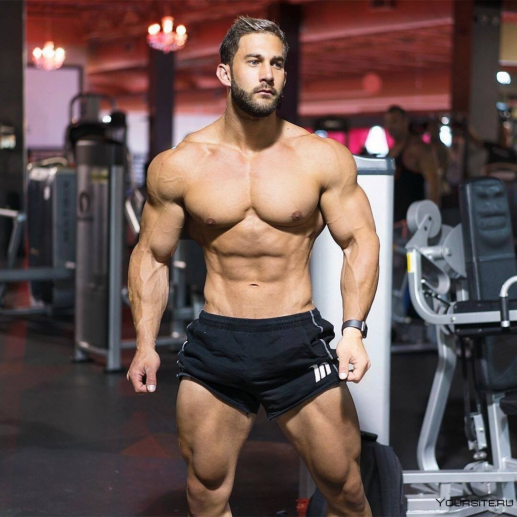 Спортивные парни с гантелями