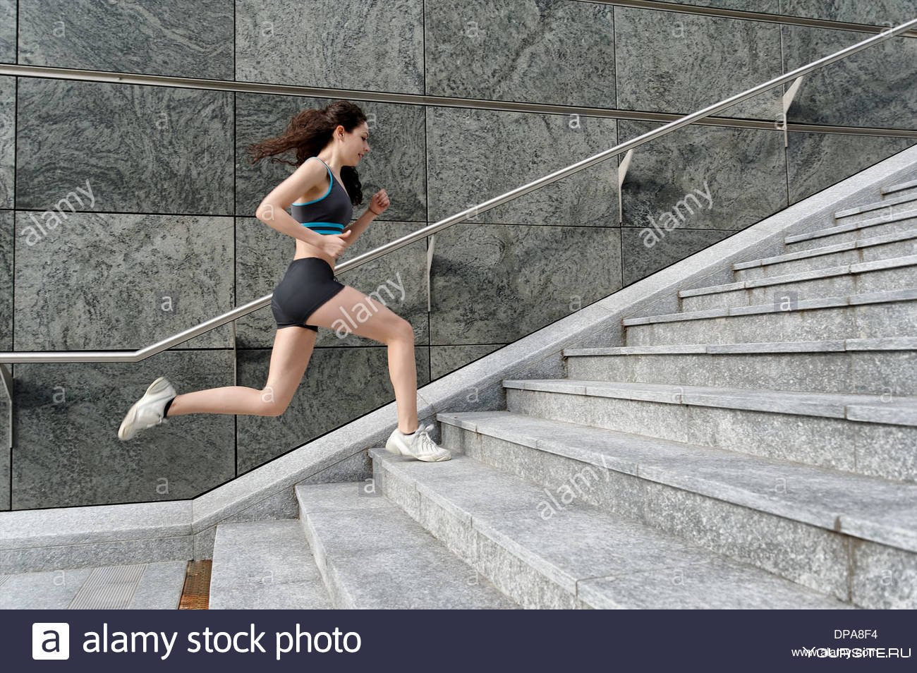 Поднимается снизу вверх. Подъем по лестнице. Человек на ступеньках. Бегать по лестнице. Бежит по лестнице.