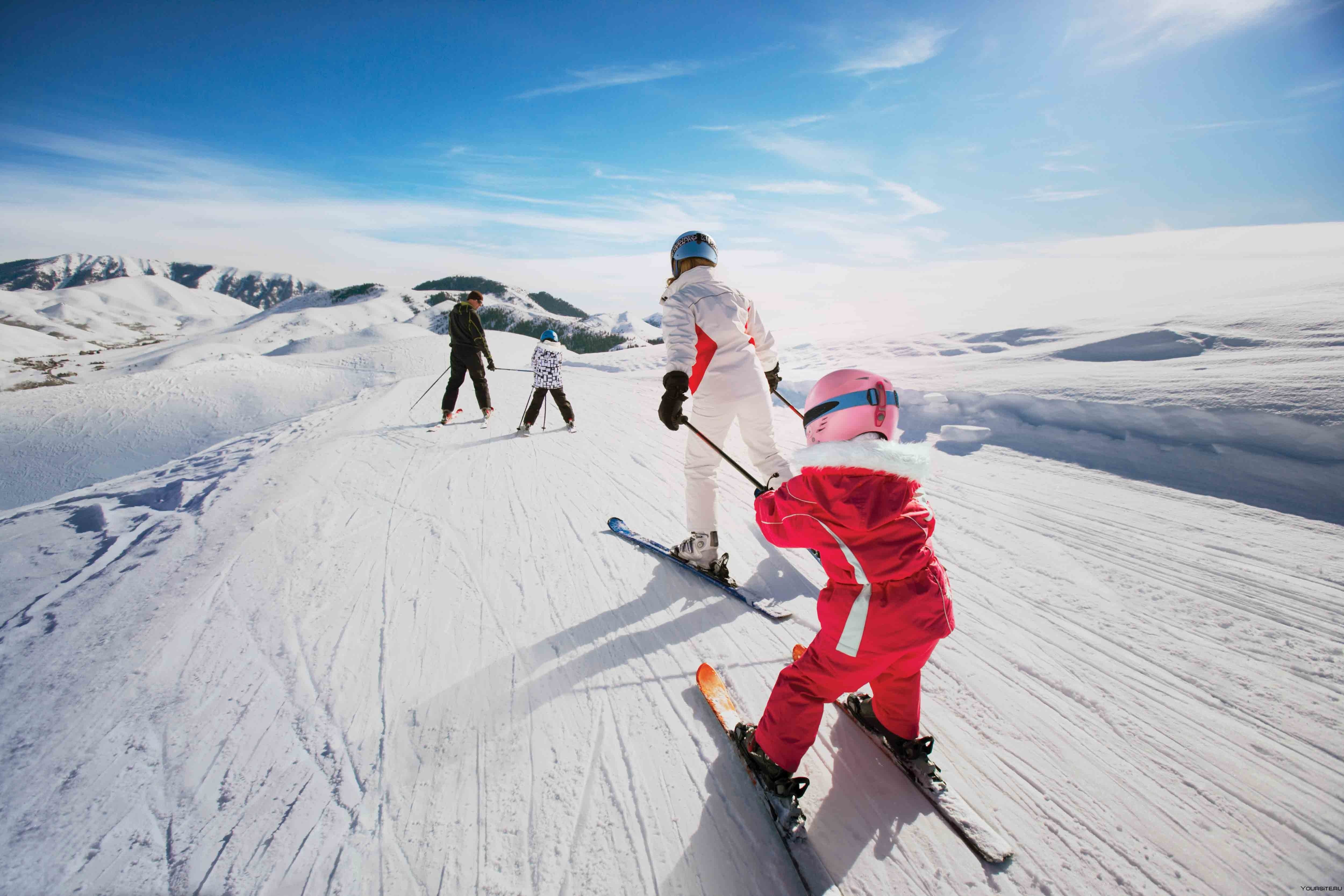Семья лыжников. Горные лыжи. Зимний спорт. Катание на лыжах. Зима лыжи.