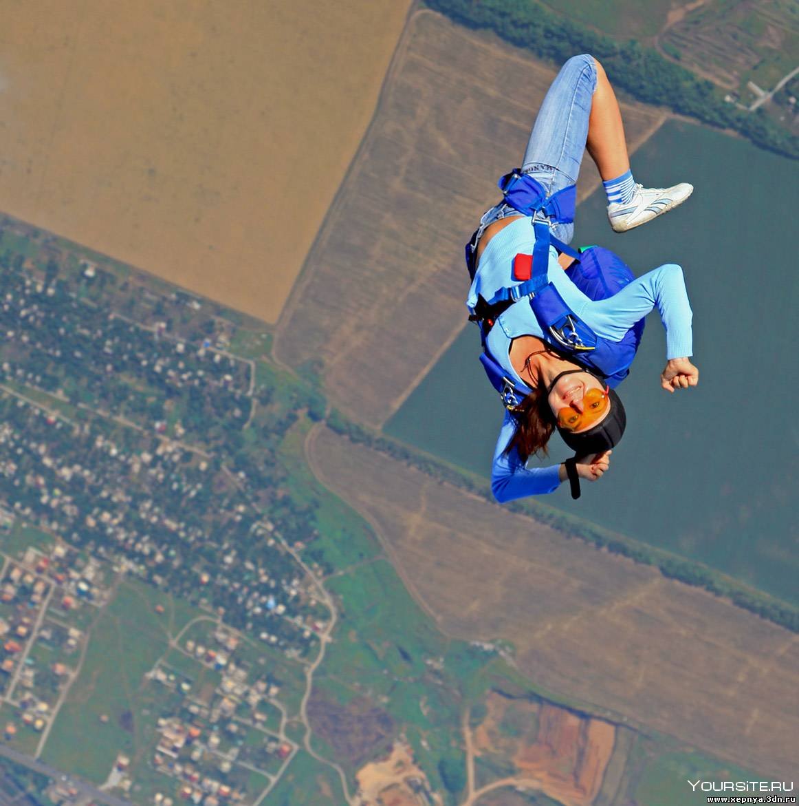 Прыжок с парашютом девушка
