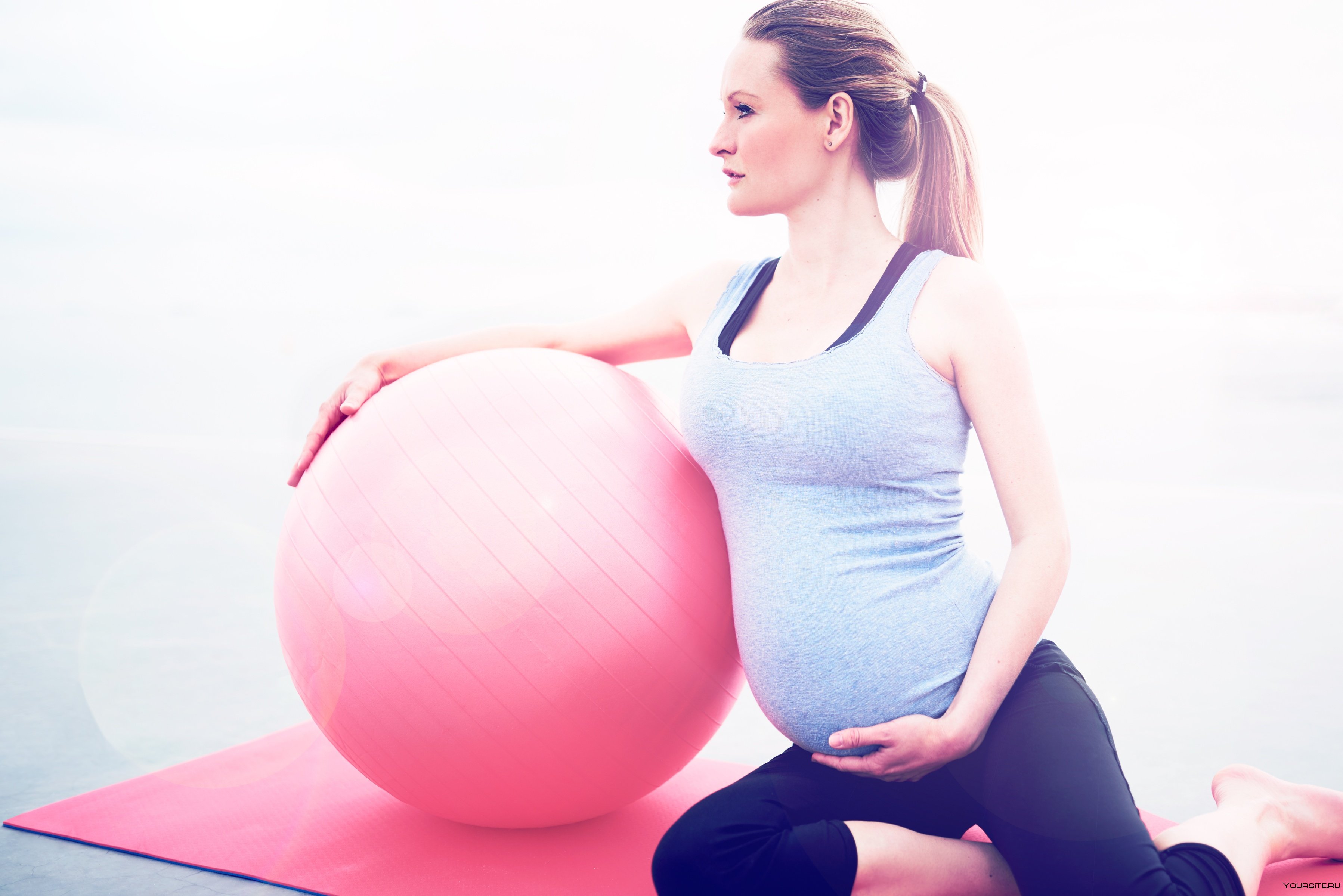 Заниматься спортом беременной. Фитбол для беременных. Фитнес беременные. Спортивные беременные женщины. Занятия на фитболе для беременных.