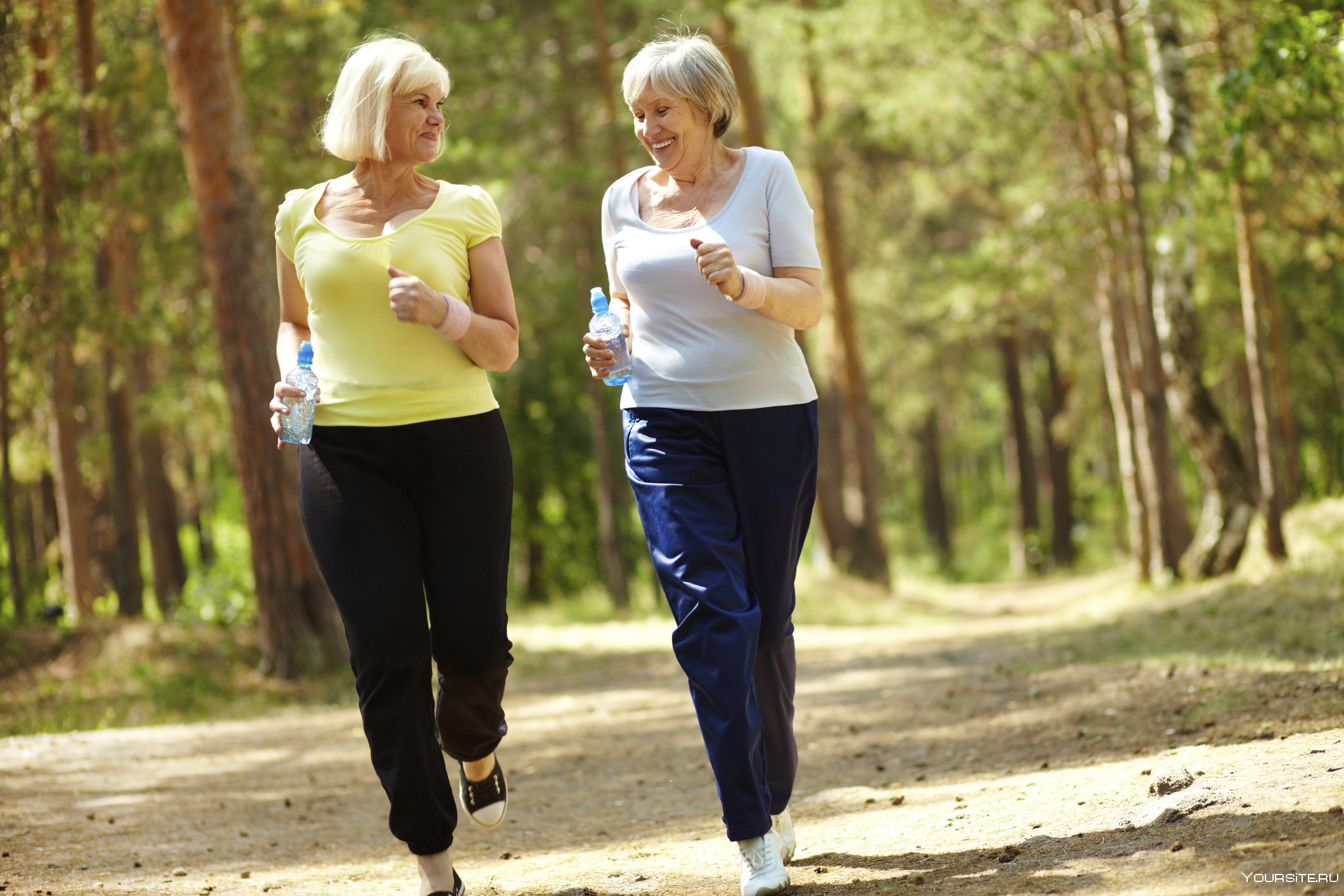 Зарядка на свежем воздухе. Физическая активность пожилых людей. Пожилые на пробежке. Физкультура для пожилых. Занятия спортом на свежем воздухе.