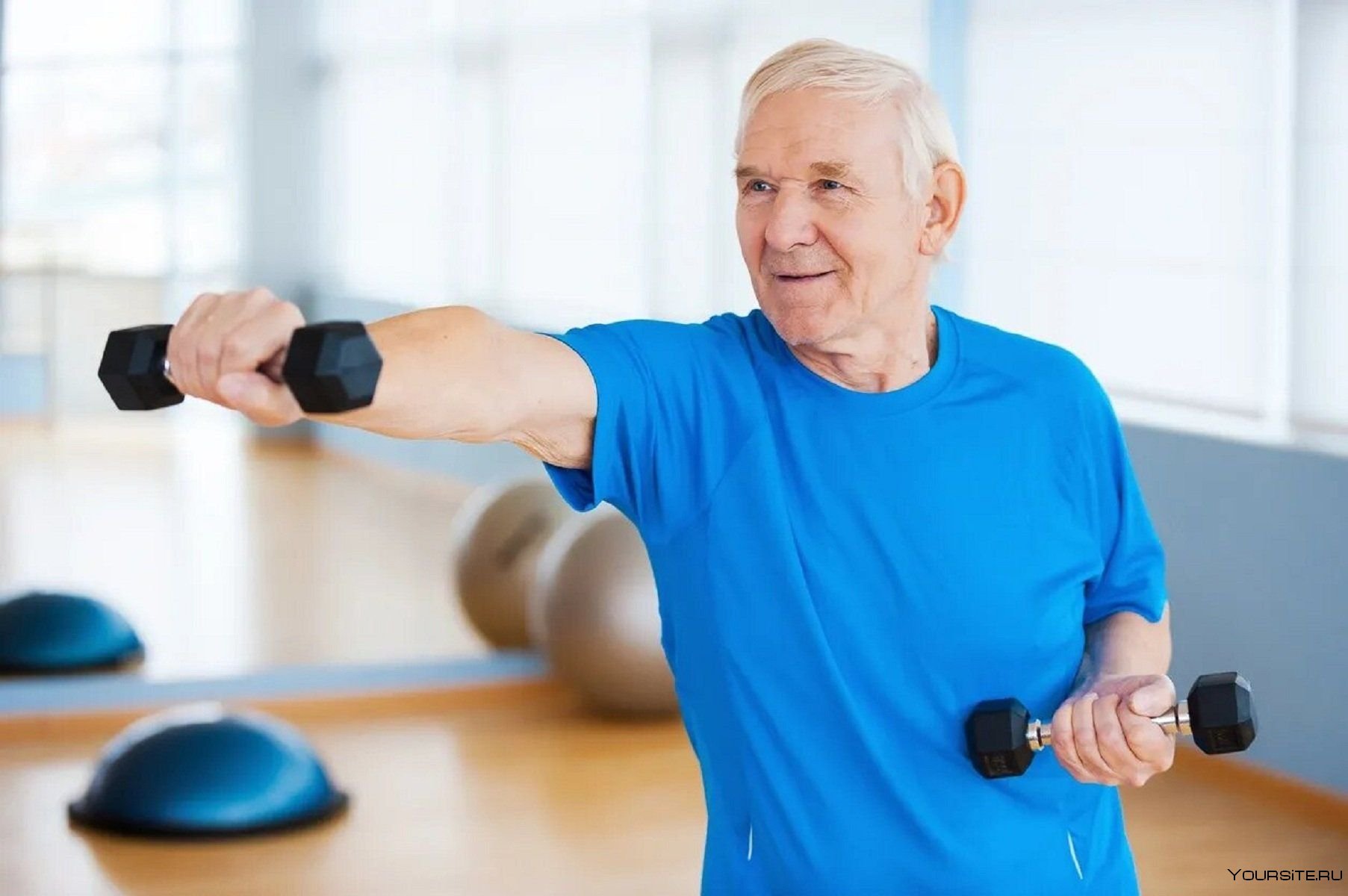 Пожилые люди занимаются спортом
