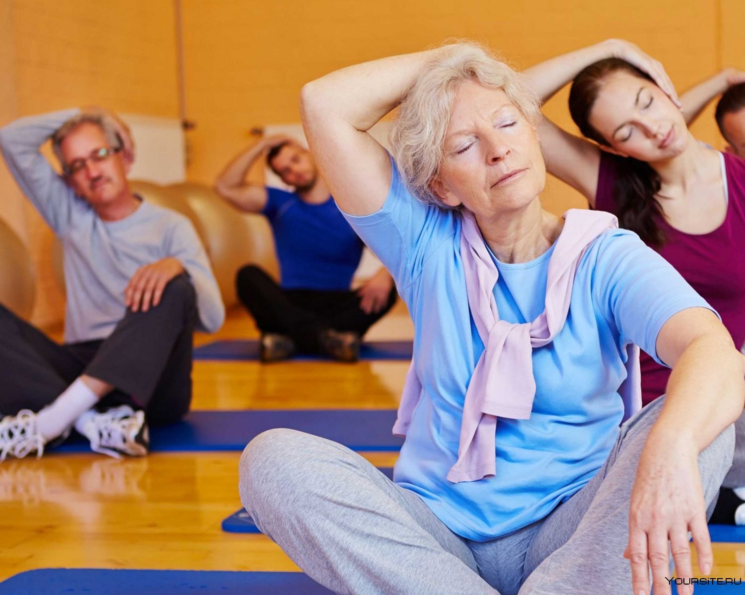 Женщины в возрасте занимаются. Упражнения для пожилых. Лечебная физкультура. Зарядка для пожилых людей. Лечебная гимнастика для пожилых.