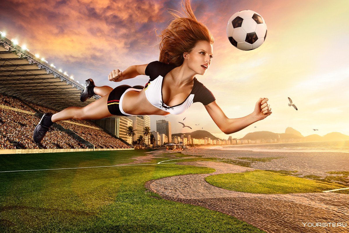 Девушка с футбольным мячом