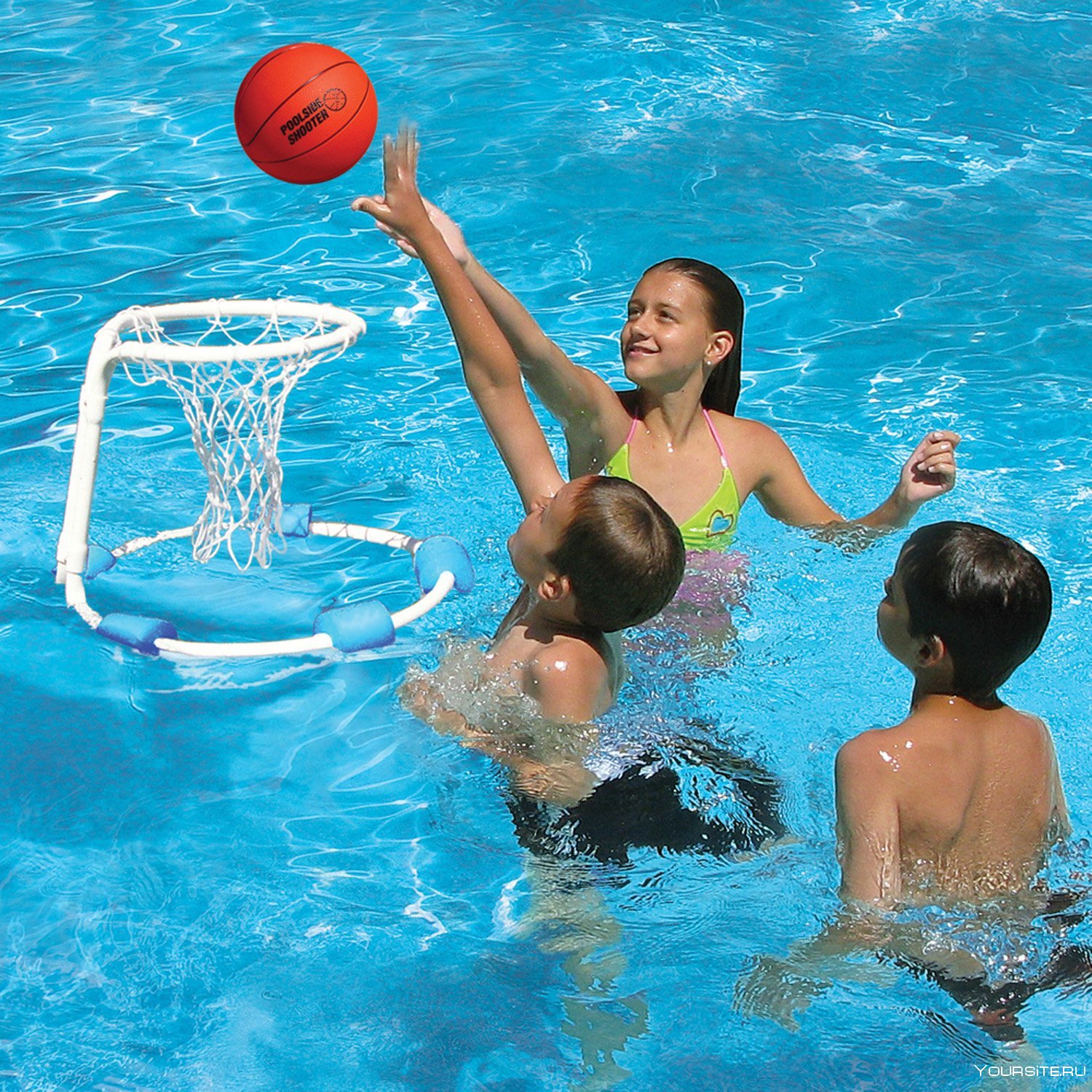 Игра с мячом в бассейне 9. Баскетбол на воде. Баскетбол в бассейне. Спортивные игры. Спортивные игры с мячом.