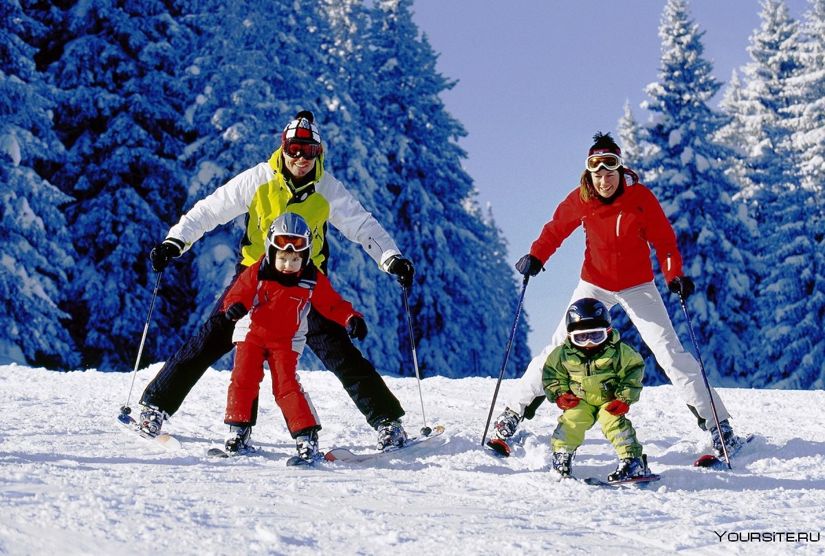 Катание на лыжах семьей