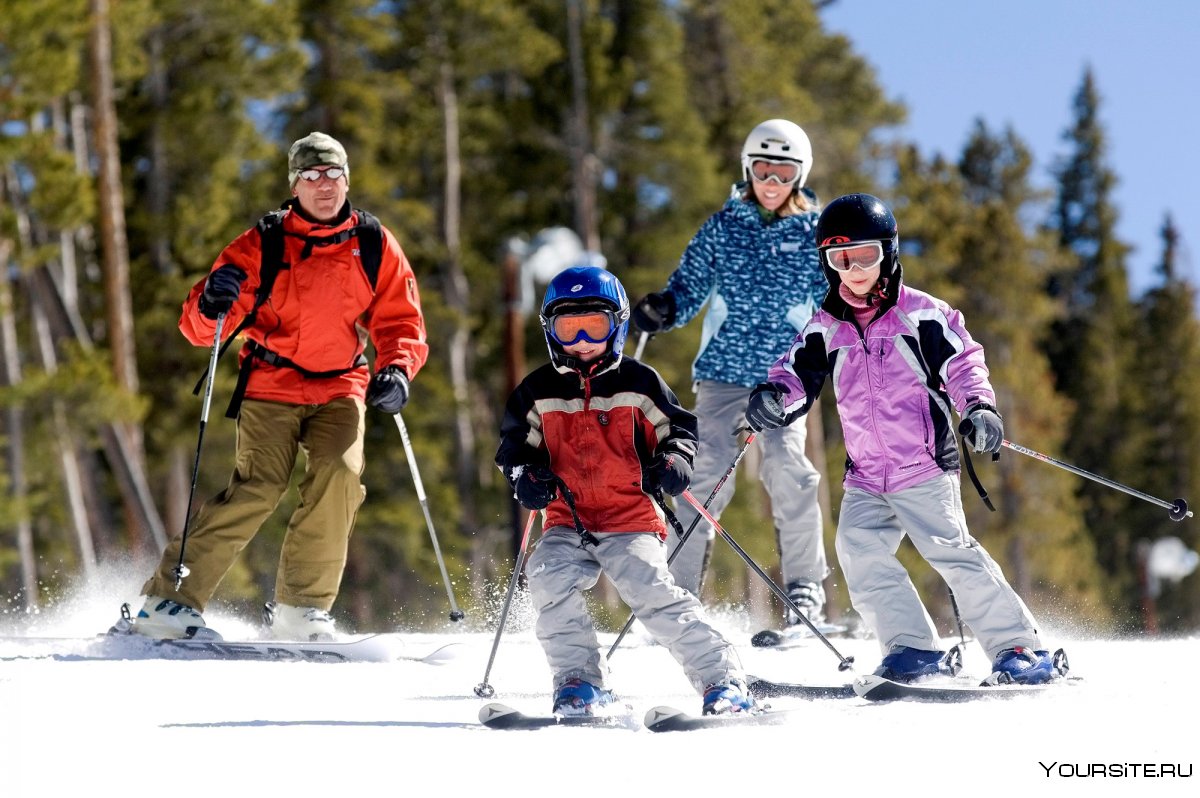 Семья катается на лыжах