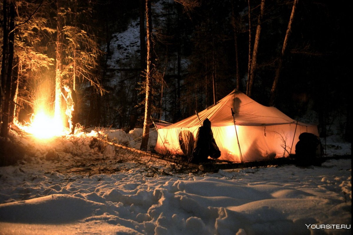 Палатка зимой в лесу