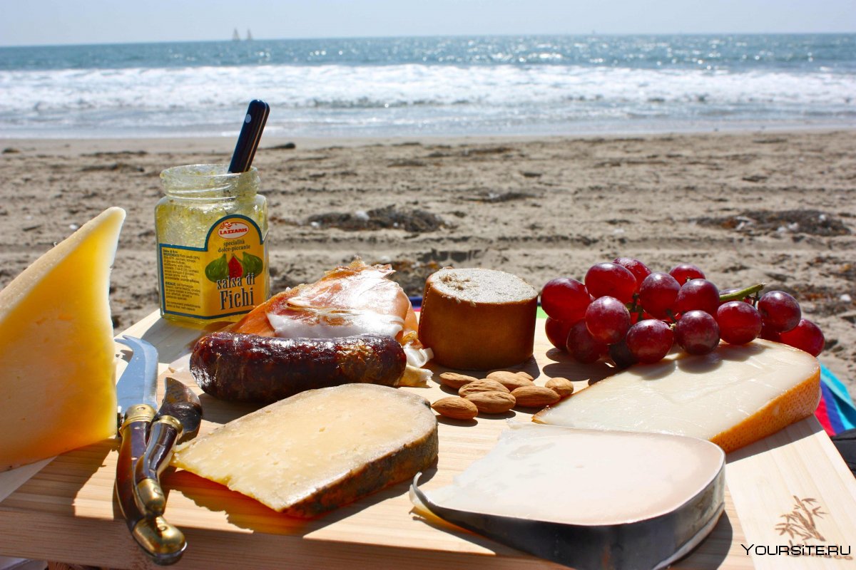 Пикник на галечном пляже