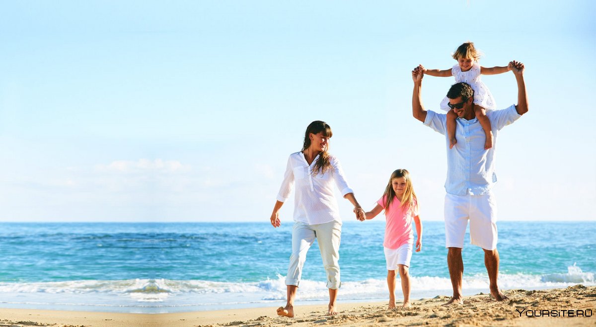Счастливая семья с ребенком на пляже