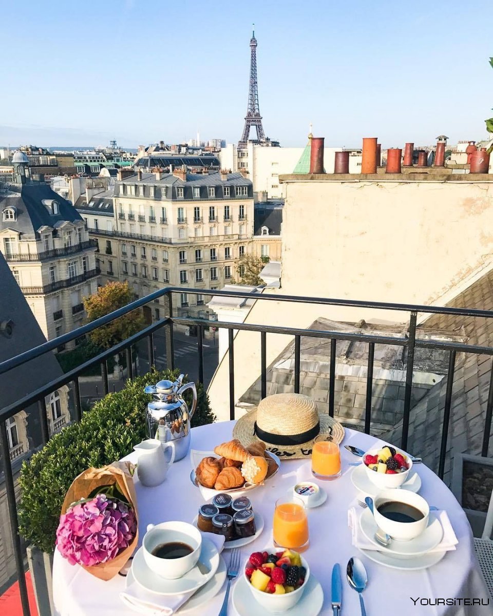 Девушка завтрак Париж