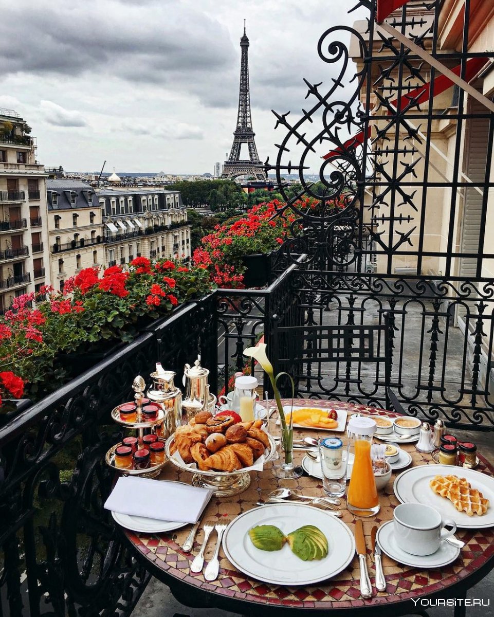 Завтрак с видом на Эйфелеву башню в Париже
