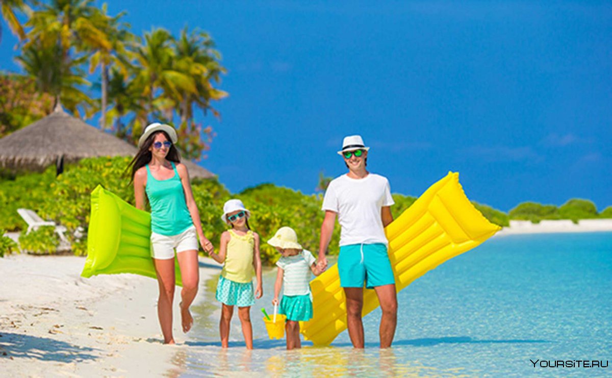 Счастливая семья на море на Мальдивах