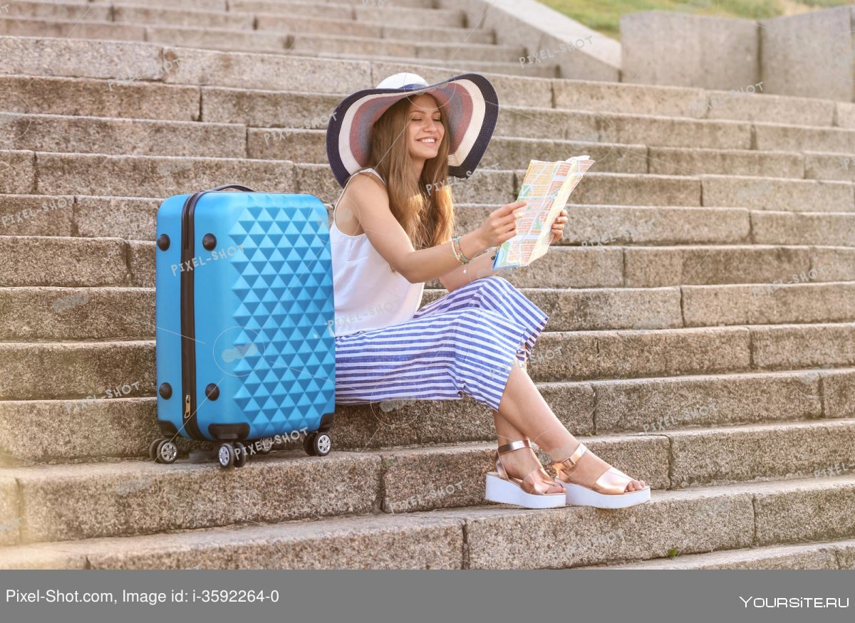 Красивая девочка с чемодан турист