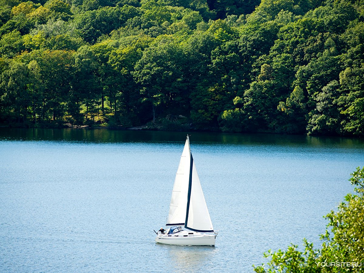 Яхта на озере