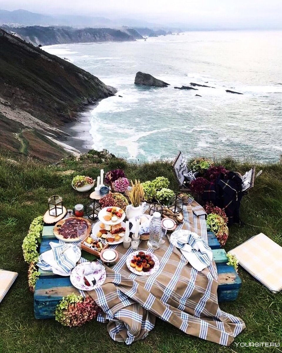 Романтический завтрак на природе