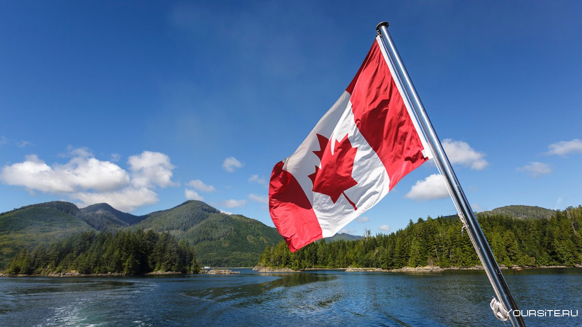 Канадский флаг на фоне природы