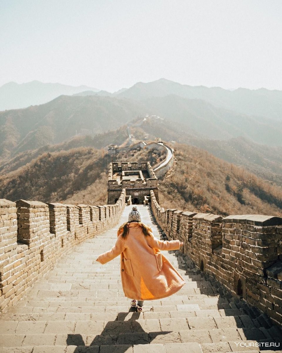 Девушка на китайской стене