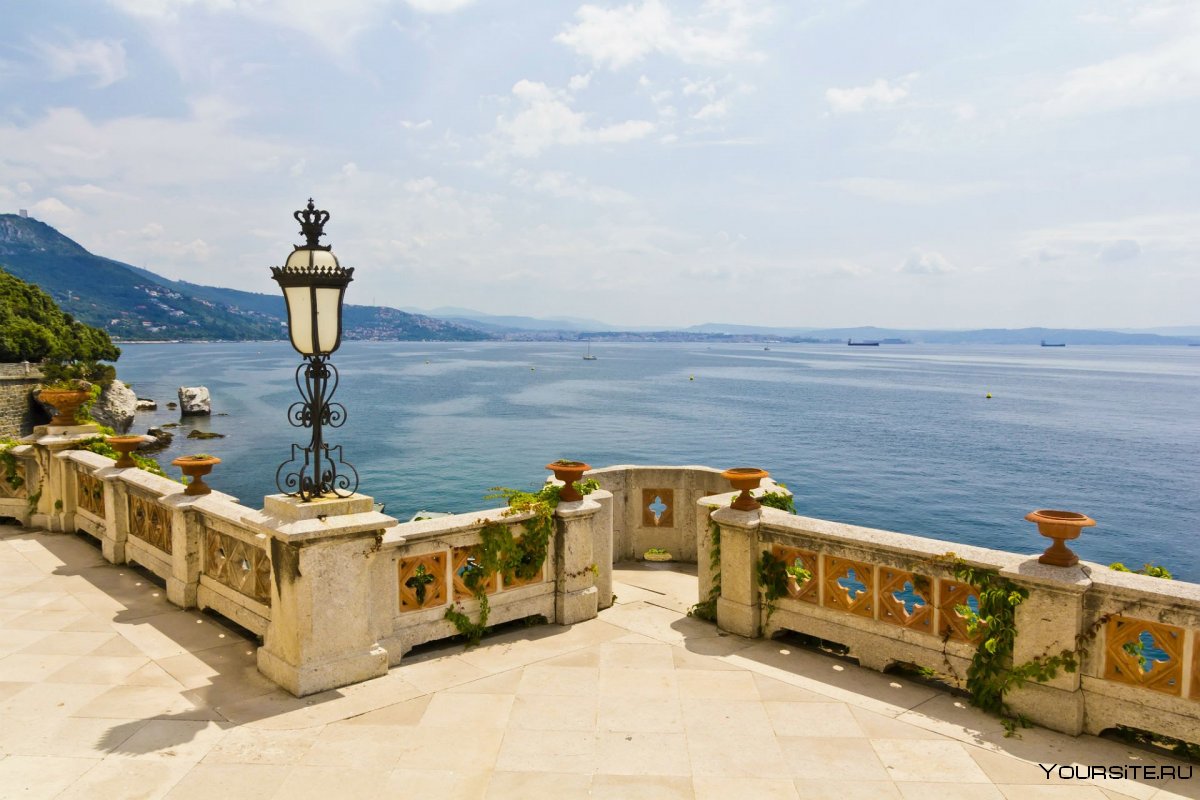 Вид с балкона на море античность