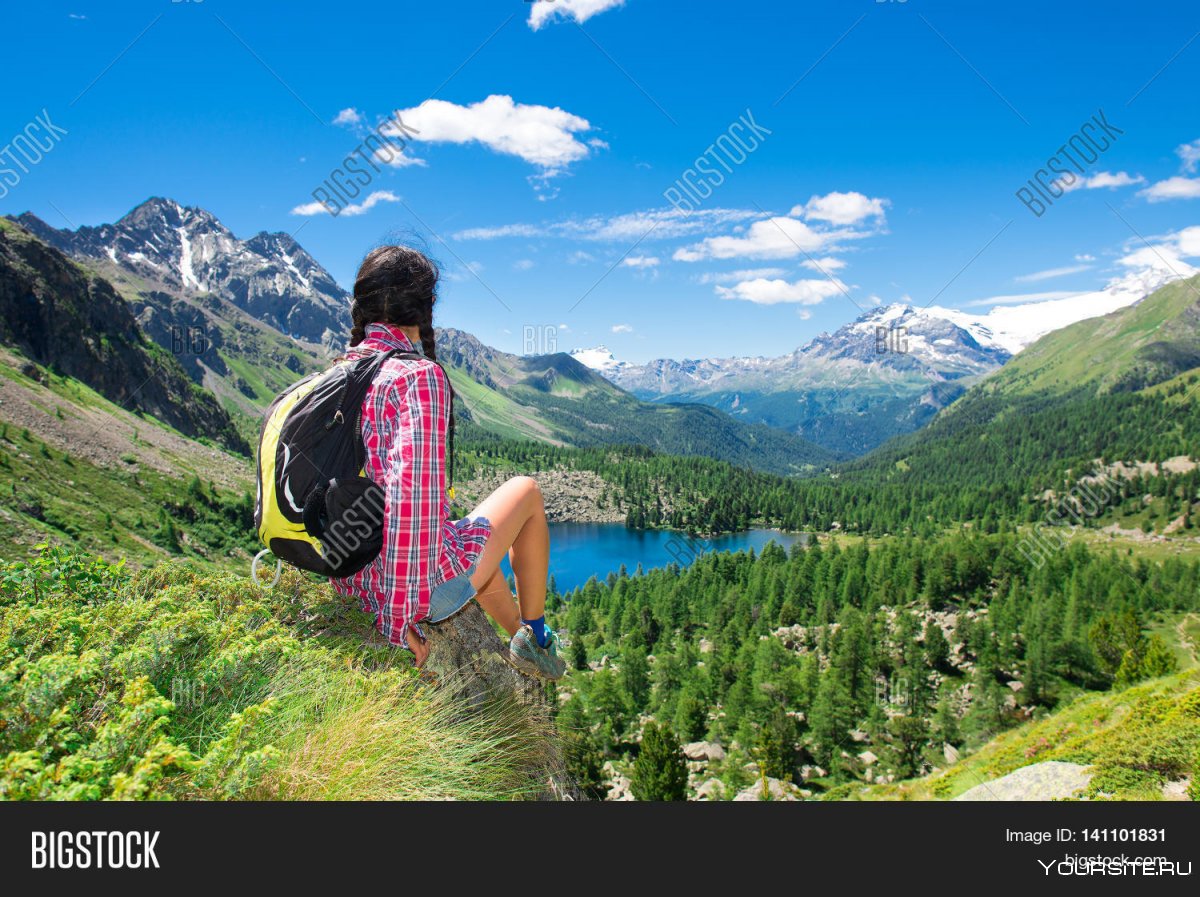 Женщина с рюкзаков в горах